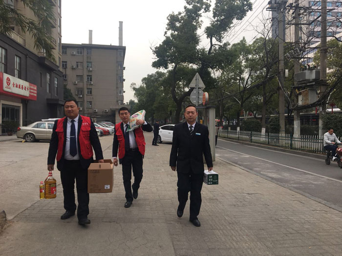 記五合物業(yè)中國(guó)電信服務(wù)中心胡經(jīng)理一行走訪(fǎng)困難員工